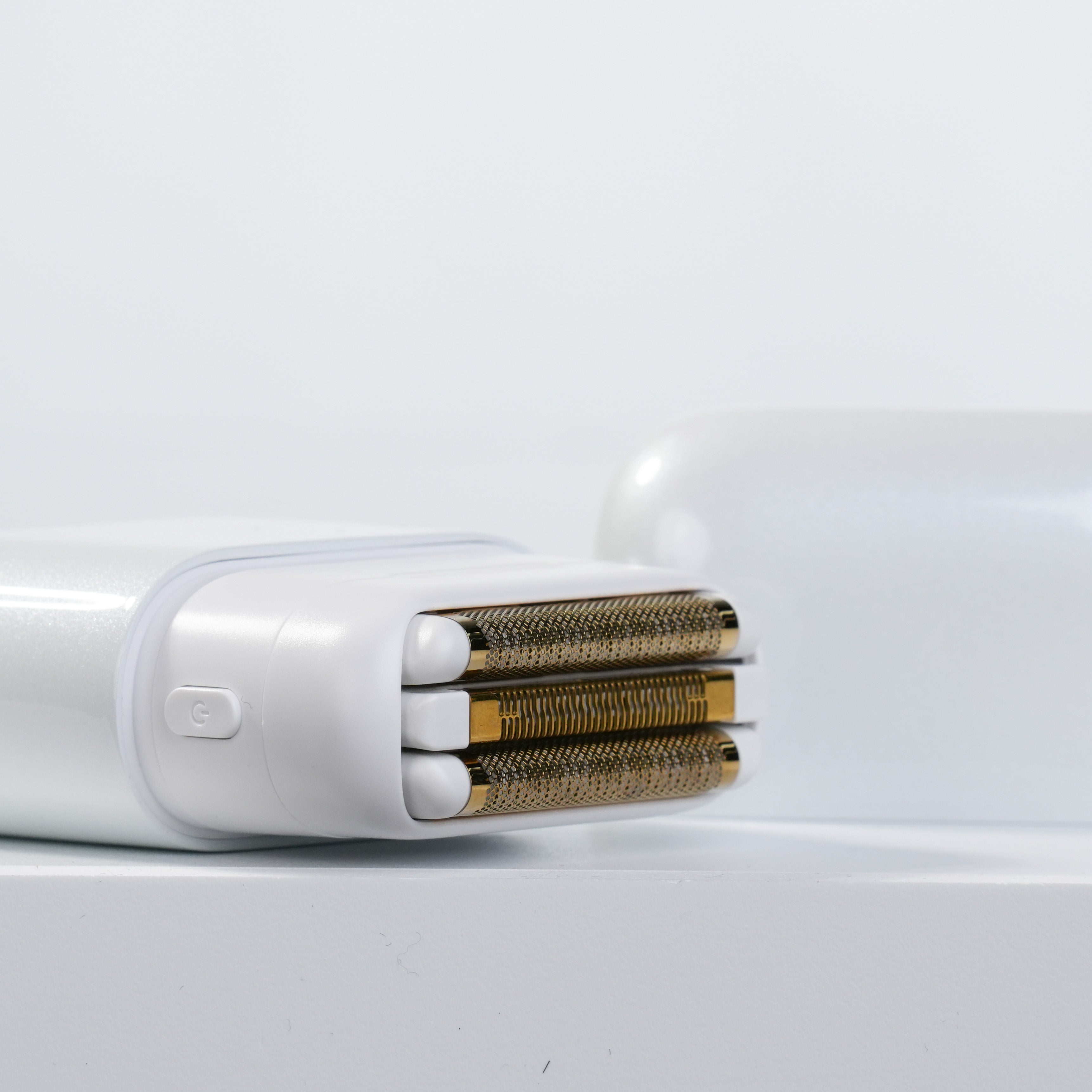 Impacto Micro Wet-Dry Shaver (White)